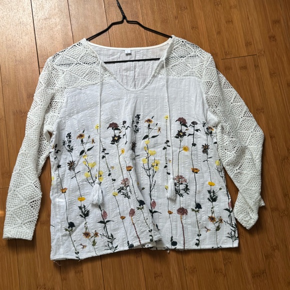 Tops - Floral Embroidered White Top